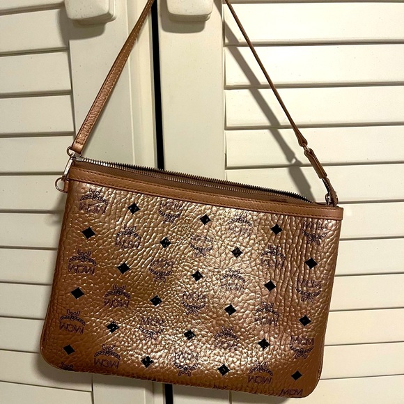 MCM Metallic Visetos Reversible Tote W/ Smaller  Pouch Included ✨AUTHENTIC✨ - Picture 8 of 13